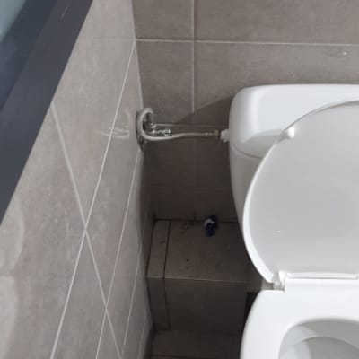 אסלה עם חיבור צינור מים לקיר