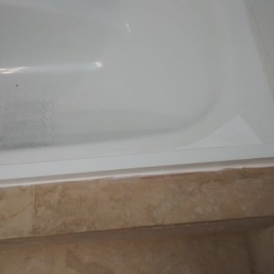 פינה של אמבטיה עם תיקון צבע לבן