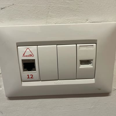 שקע רשת וטלפון בקיר עם מספר 12