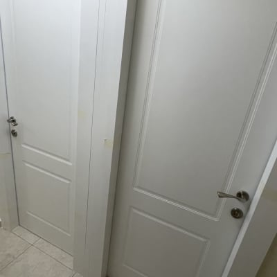 שתי דלתות לבנות עם ידיות מתכת