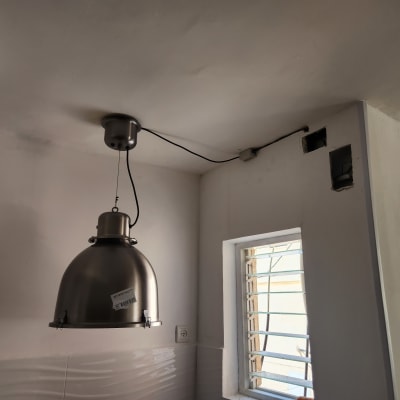 מנורת תקרה תלויה עם חוטי חשמל חשופים