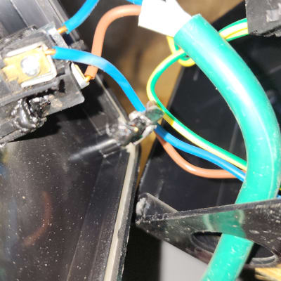 חוטי חשמל צבעוניים מחוברים למכשיר חשמלי