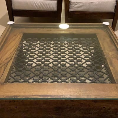 שולחן עץ עם משטח זכוכית עליון