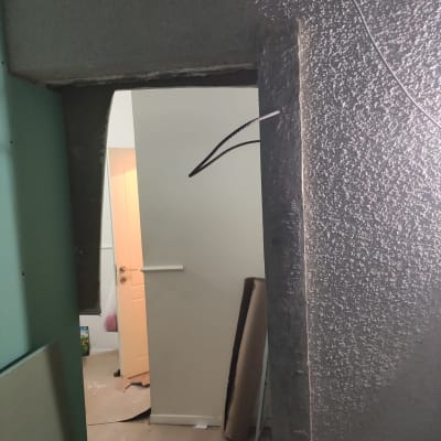 חוטי חשמל חשופים בקיר במהלך שיפוץ