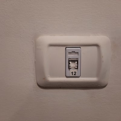 שקע רשת עם מספר 12 על קיר לבן