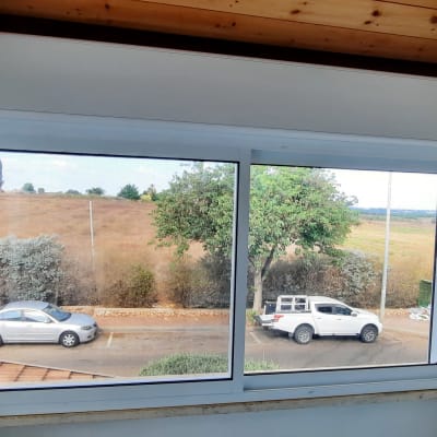 חלון אלומיניום עם מסגרת לבנה