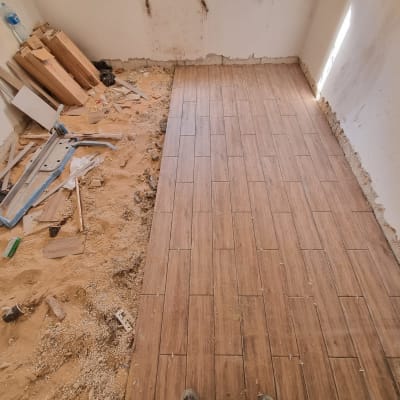 חדר בשיפוץ עם רצפת קרמיקה וכלי עבודה