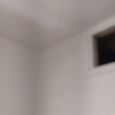 קיר צבוע בלבן עם חלון קטן