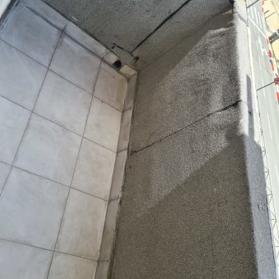 פינת מרפסת עם אריחים ואיטום בקירות