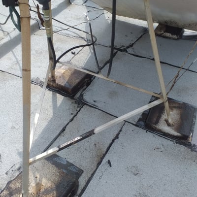 חיבורים אטומים עם זפת על גג בטון