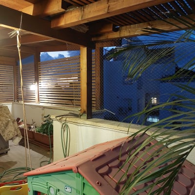 רשת מתוחה על פרגולה למניעת כניסת יונים