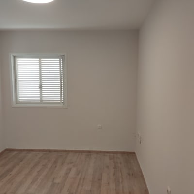 קירות צבועים בלבן בחדר ריק עם חלון