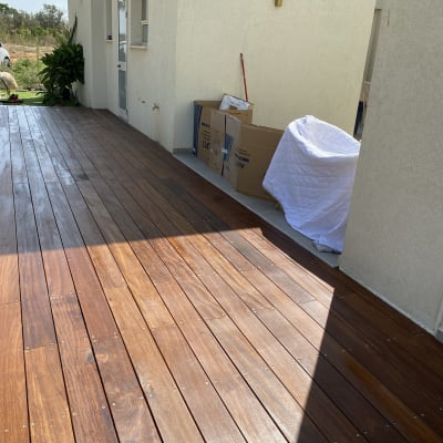 רצפת עץ חומה עם קופסאות קרטון ומטאטא