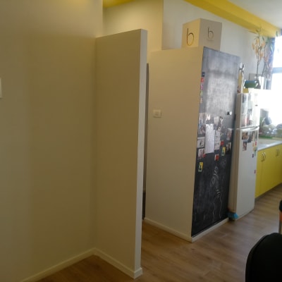 קיר גבס לבן עם שקע חשמל