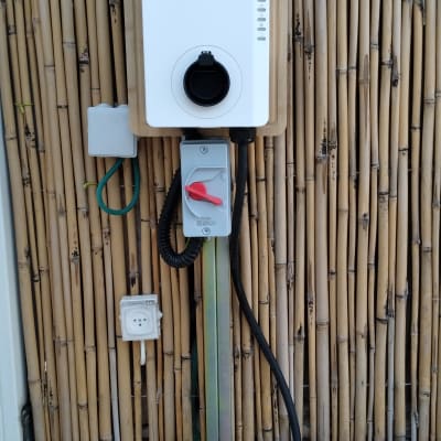 עמדת טעינה חשמלית עם כבל וחיבורים