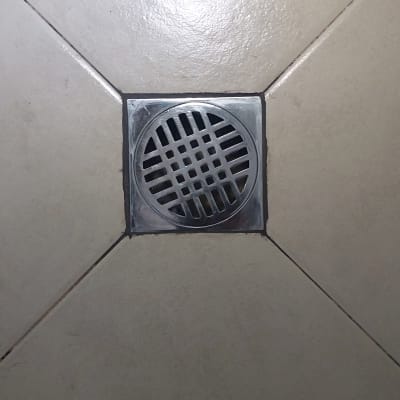 פתח ניקוז עגול ברצפה מרוצפת