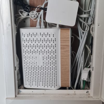 ארון תקשורת עם נתבים וכבלים מסודרים