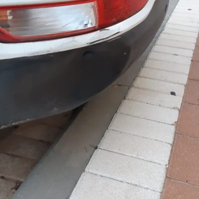 פגוש אחורי של רכב עם שריטות ונזק קל