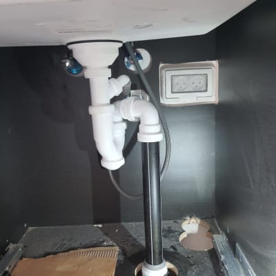 צנרת פלסטיק מתחת לכיור עם חיבורים