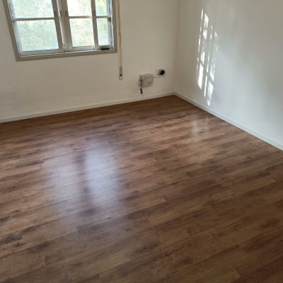 רצפת פרקט עץ בחדר ריק עם חלון