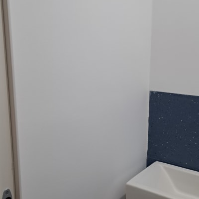 קיר צבוע בלבן ליד כיור