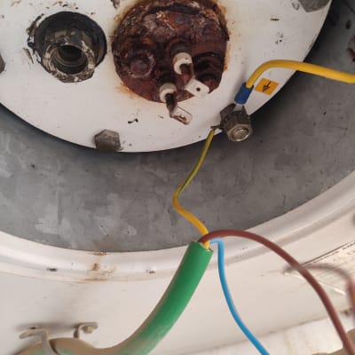 חיבורים חשמליים לדוד שמש עם חלודה