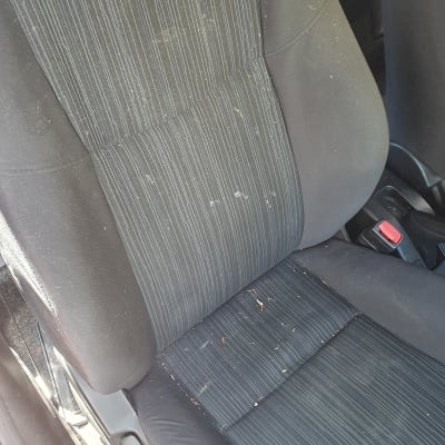 מושב רכב מלוכלך עם כתמים ולכלוך