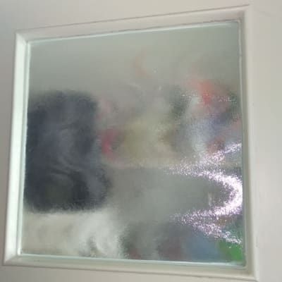 זכוכית מטושטשת עם השתקפויות צבעוניות