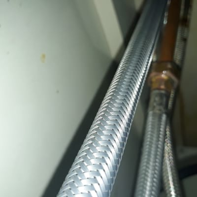 צינורות מתכת גמישים עם חיבורים