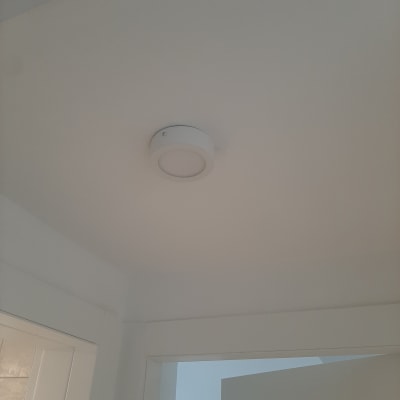 מנורת תקרה עגולה מותקנת על תקרה לבנה