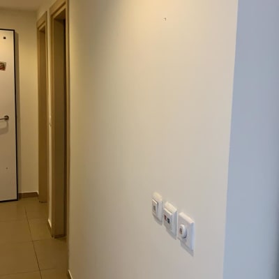 קיר צבוע בלבן עם מתגי חשמל