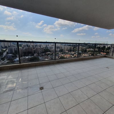 מרפסת עם רצפה נקייה ומרזב ניקוז