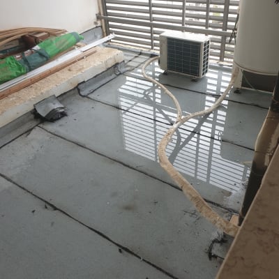 גג אטום עם יריעות ביטומניות ומזגן