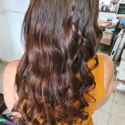 שיער חום גלי ומעוצב בתלתלים רכים