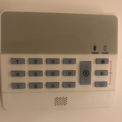 לוח מקשים של מערכת אבטחה עם כפתורים מספריים