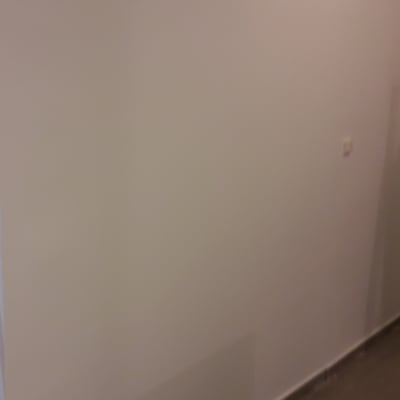 קיר גבס חלק עם שקע חשמלי