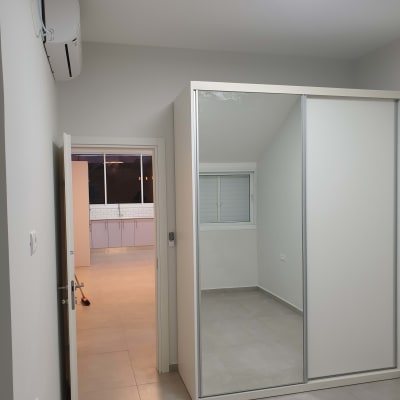 מזגן על קיר, ארון עם דלתות מראה, תאורה עגולה