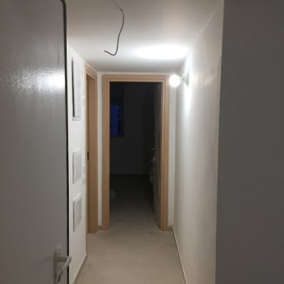 מסדרון עם קירות גבס ותאורה עליונה