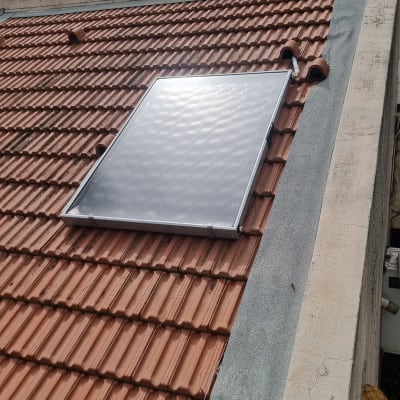 קולט שמש מותקן על גג רעפים אדומים