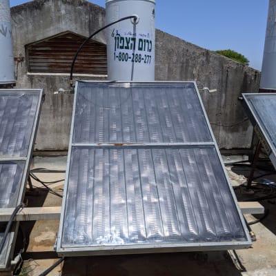 דוד שמש עם קולטים על גג בטון