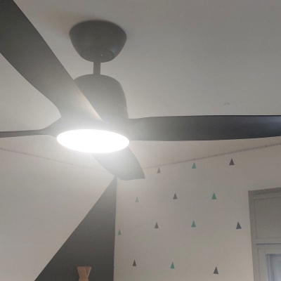 מאוורר תקרה עם תאורה דולקת