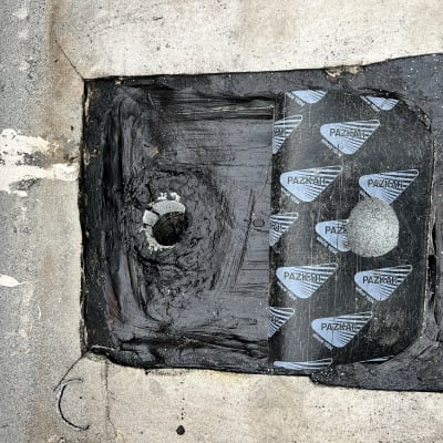 חומר איטום שחור עם יריעה ממותגת "פזקר"