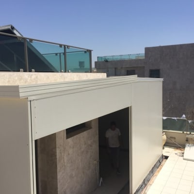 מבנה אלומיניום עם גג זכוכית במרפסת