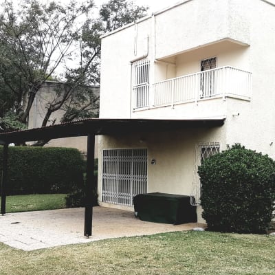 בית עם גינה, שיחים ודשא