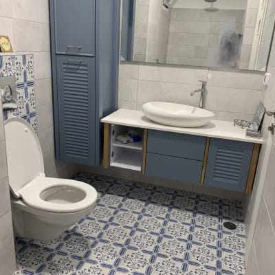 חדר אמבטיה עם אריחים מעוצבים, ארון וכיור חדשים