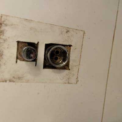 חיבורים צנרת בקיר עם חורים פתוחים