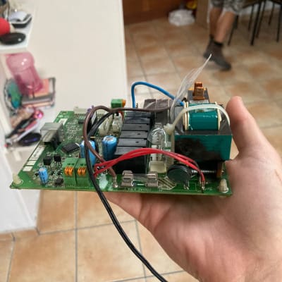 מעגל חשמלי עם חוטים צבעוניים ביד אדם