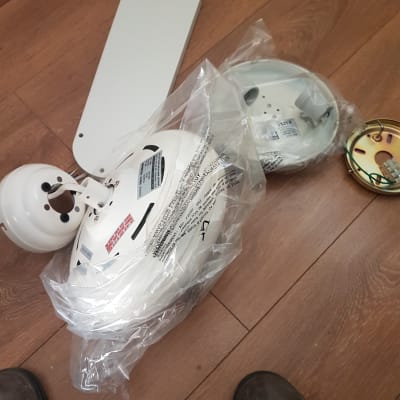 חלקי מאוורר תקרה מפורקים על רצפה