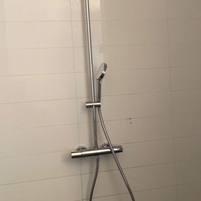 ראש מקלחת וכיור בחדר אמבטיה