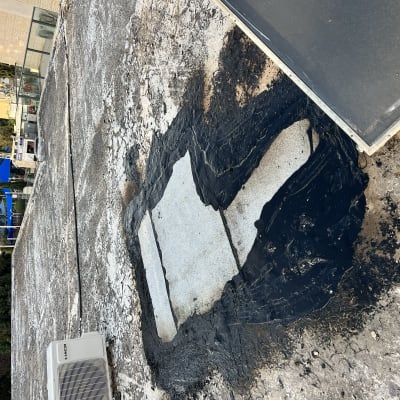 איטום גג עם זפת שחורה סביב לוח בטון